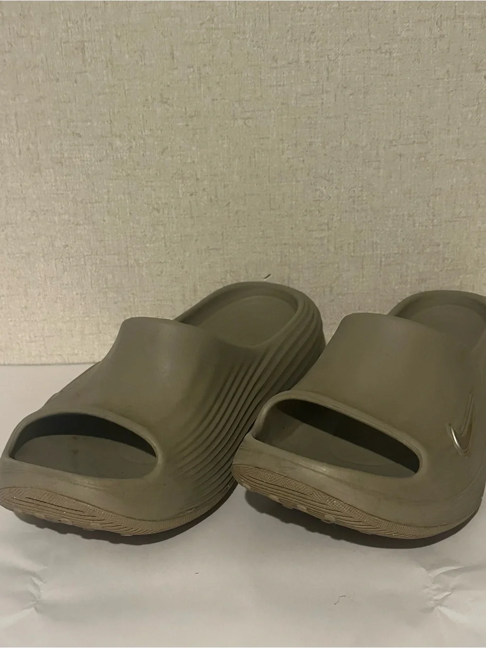 Nike Men’s 11 Beige React8 Rejuven8 Slip-On Slide Sandals